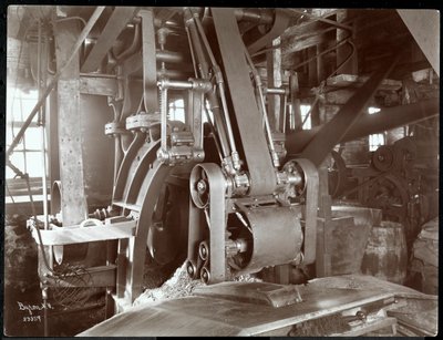 Innenansicht großer riemengetriebener mechanischer Ausrüstung bei der New York Leather Belting Co., New York, 1906 von Byron Company